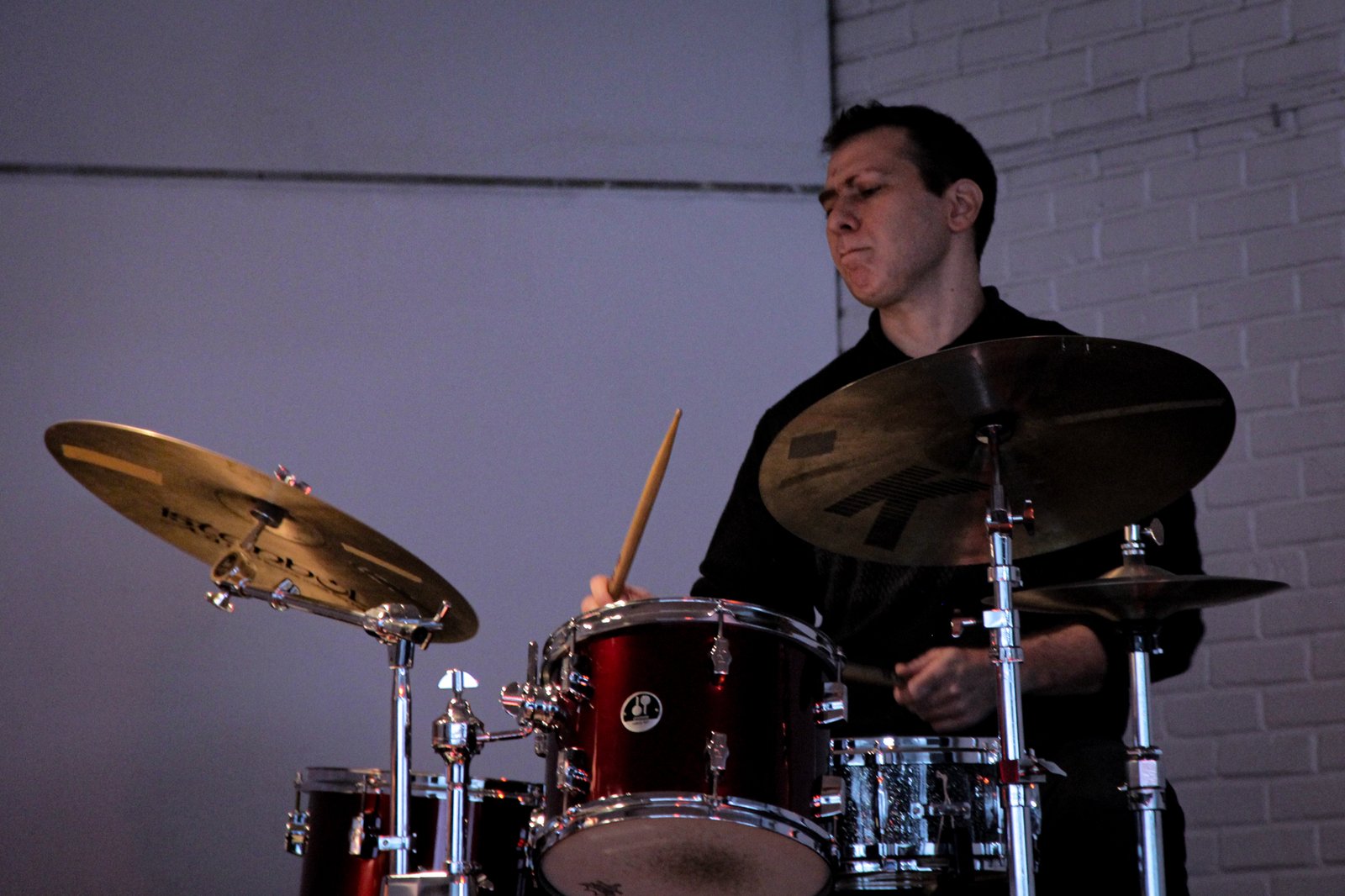 Baterista tocando en vivo