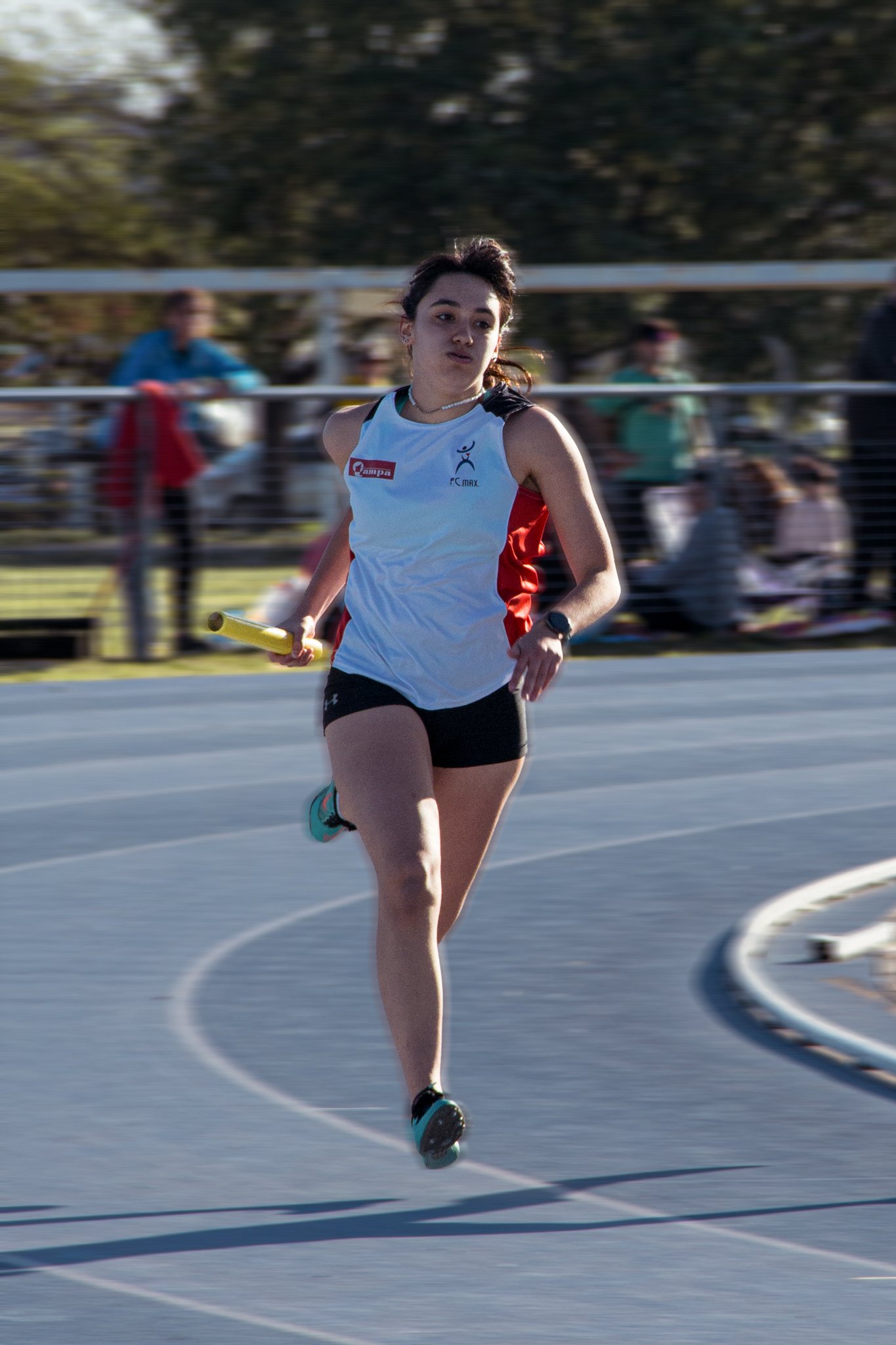 Atleta corriendo una posta en pista