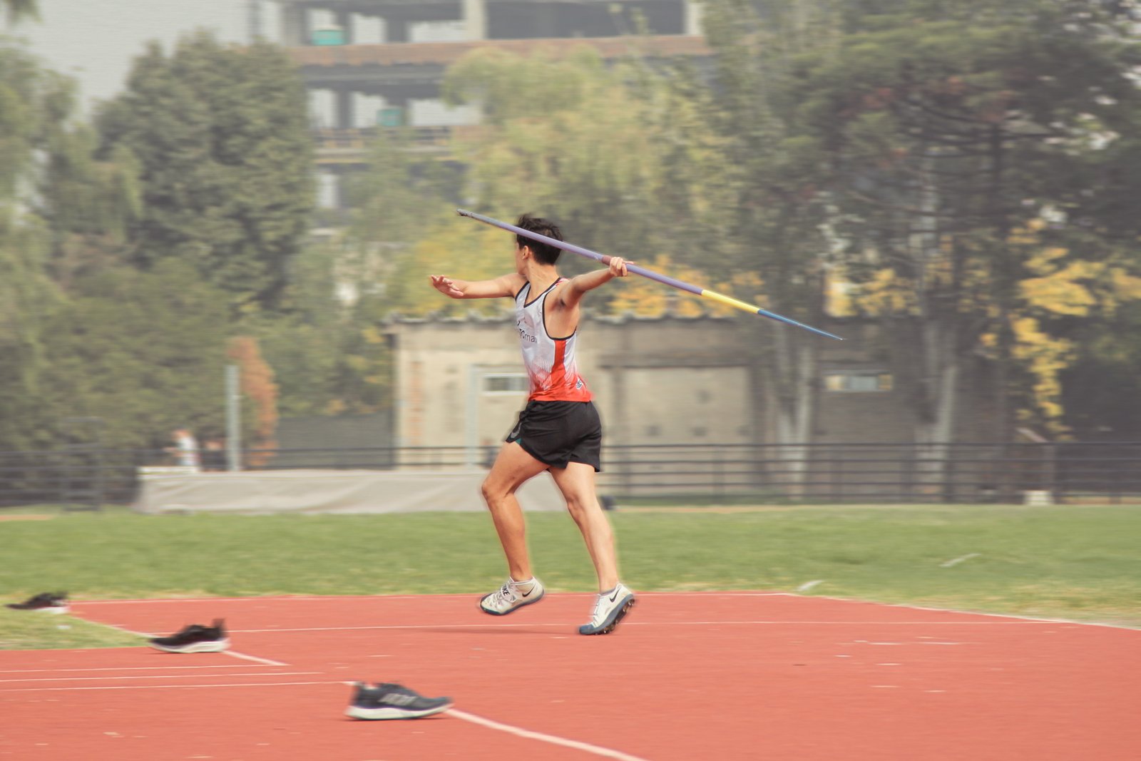 Atleta realizando un lanzamiento de jabalina